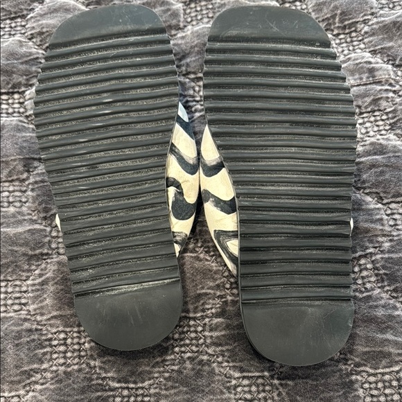 Farm Rio Patterned Flip Flops - Picture 4 of 6